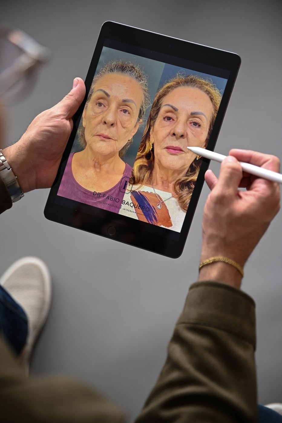 Dr. Fábio analisando fotos de uma paciente em um tablet